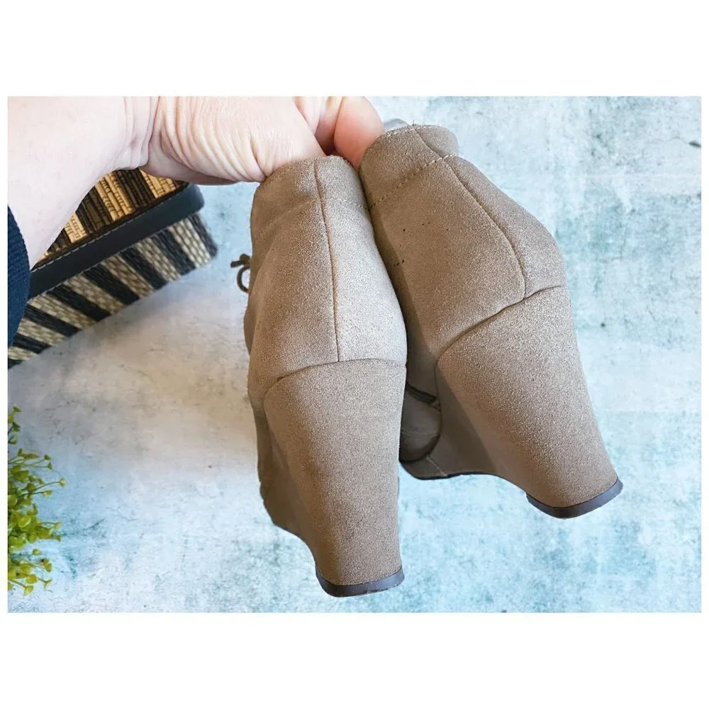 Dolce Vita "Pace" Tan Suede Booties Wedge Heel Lace-Up Women's Size 9.5 - Picture 7 of 10